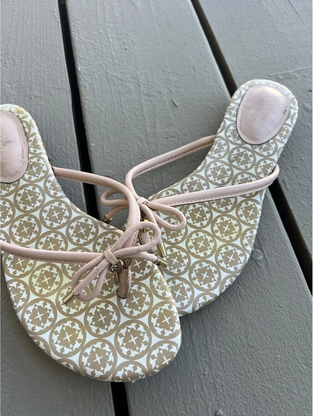 Kate Spade Sandals Women’s 6M Mistic Bow Flat Thong Sandals Beige Golden Charm.